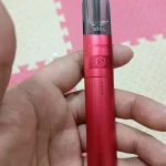 在手上展示sp2s鈦紅色主機