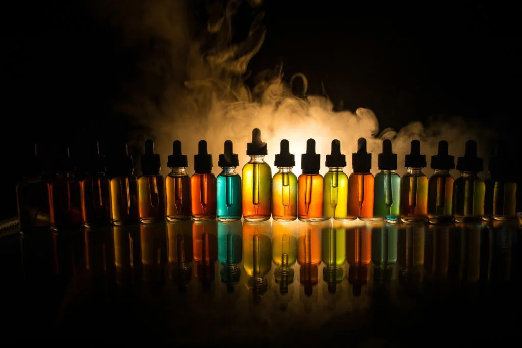 帶光的煙霧中排排站的電子煙油