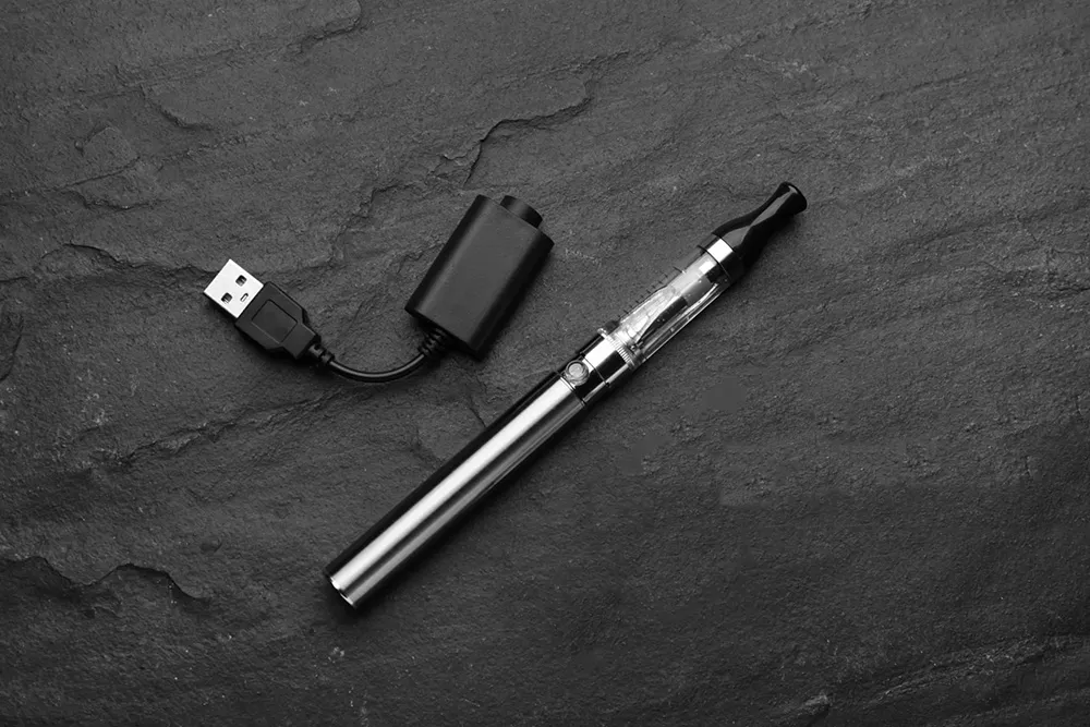 電子煙設備充電器在黑色背景上平放