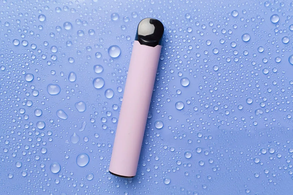 彩色背景頂視圖上的一次性電子煙