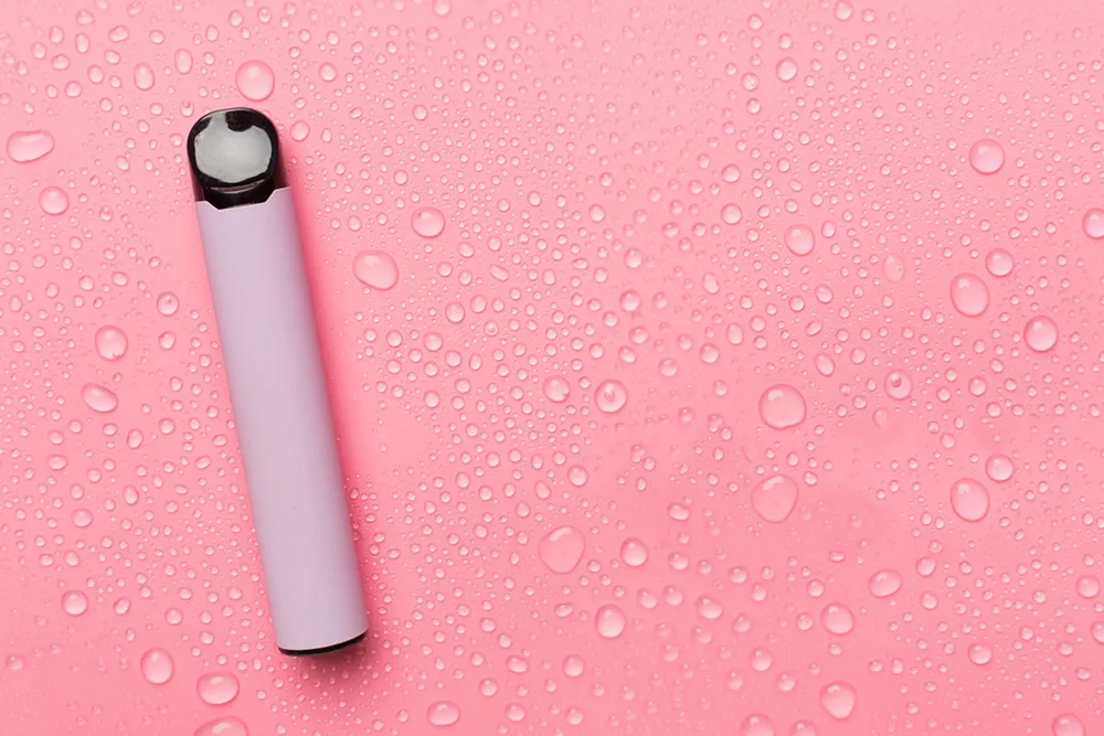 彩色背景頂視圖上的一次性電子煙