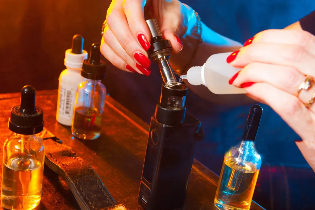 如何給電子菸加注菸油