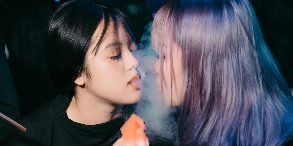 2個女孩面對面抽電子煙