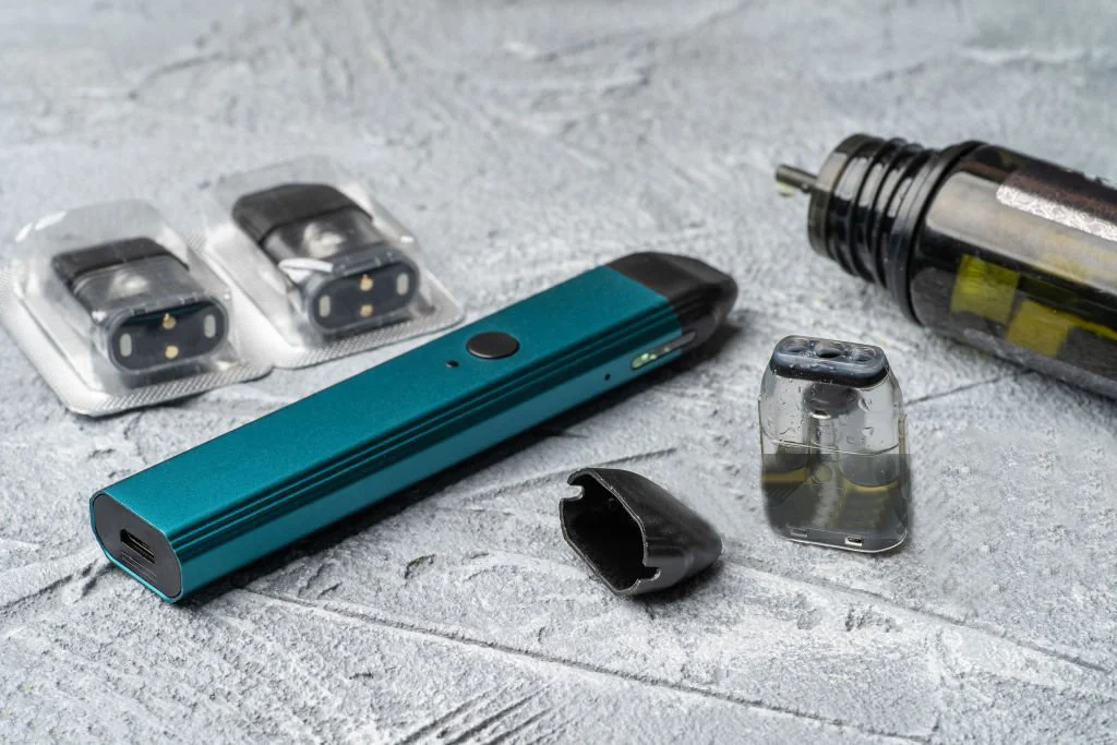 電子煙系統和裝有電子煙油或含鹽液體的替換煙彈