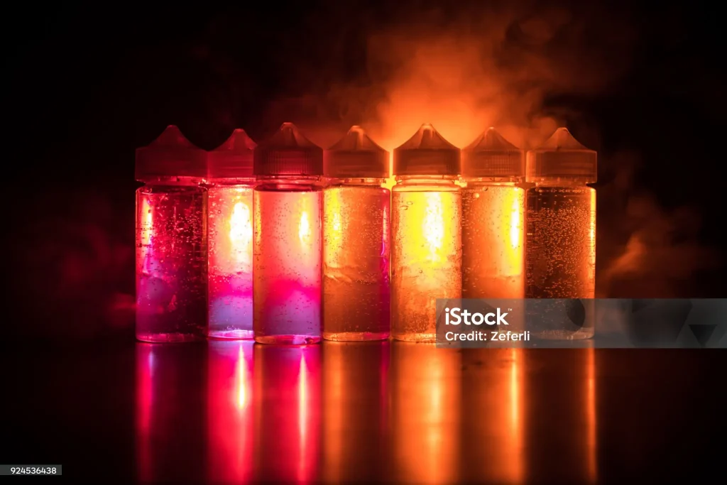 電子煙煙油在黑暗的背景光照效果