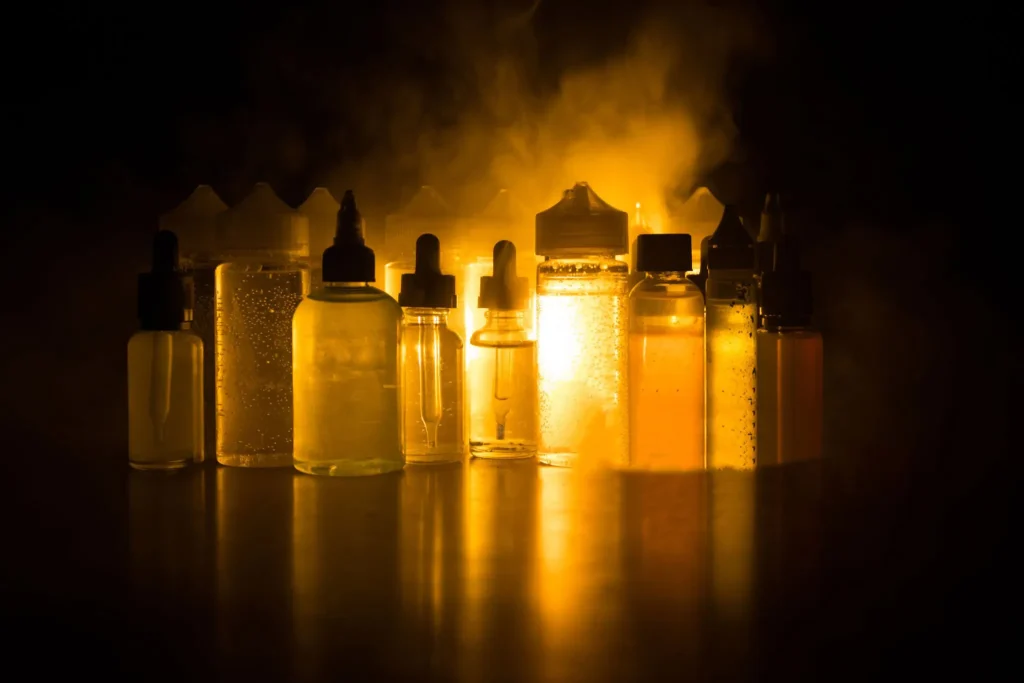 電子煙煙油在黑暗的背景光照效果